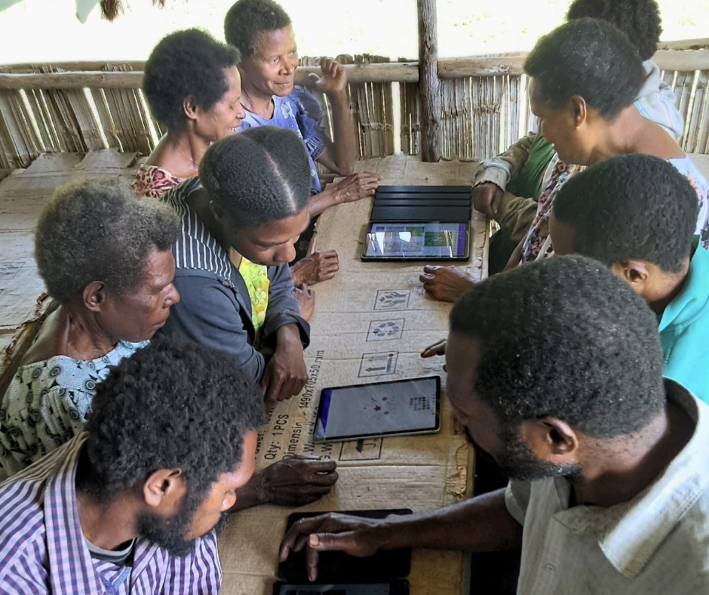 Papua menschen schauen in eine app