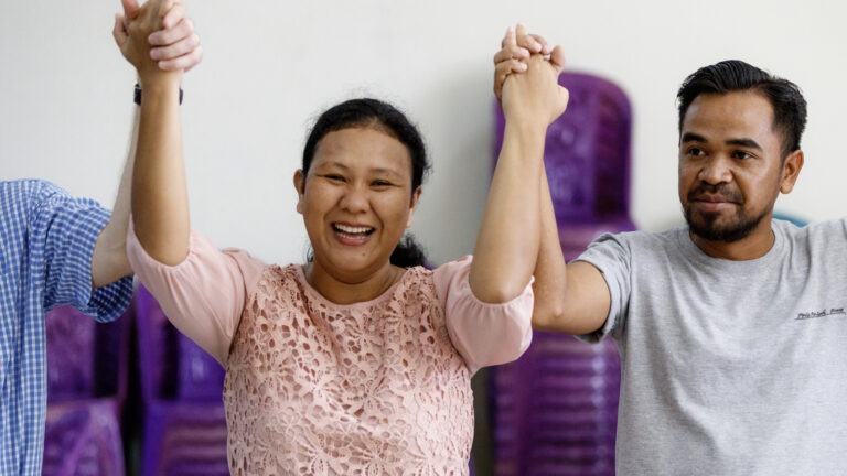 Gläubige Frau in Indonesien