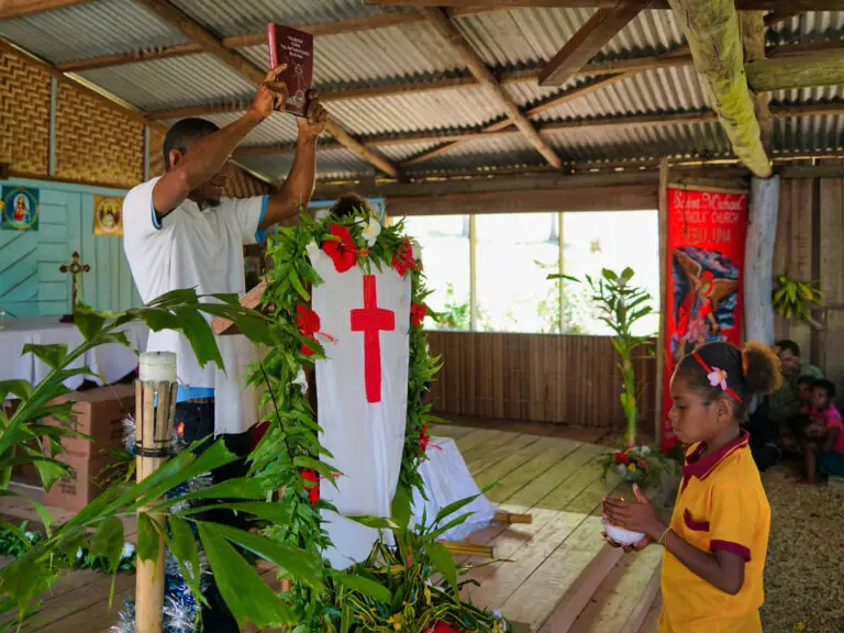 Feier Saliba Neues Testament in Papua Neu Guinea