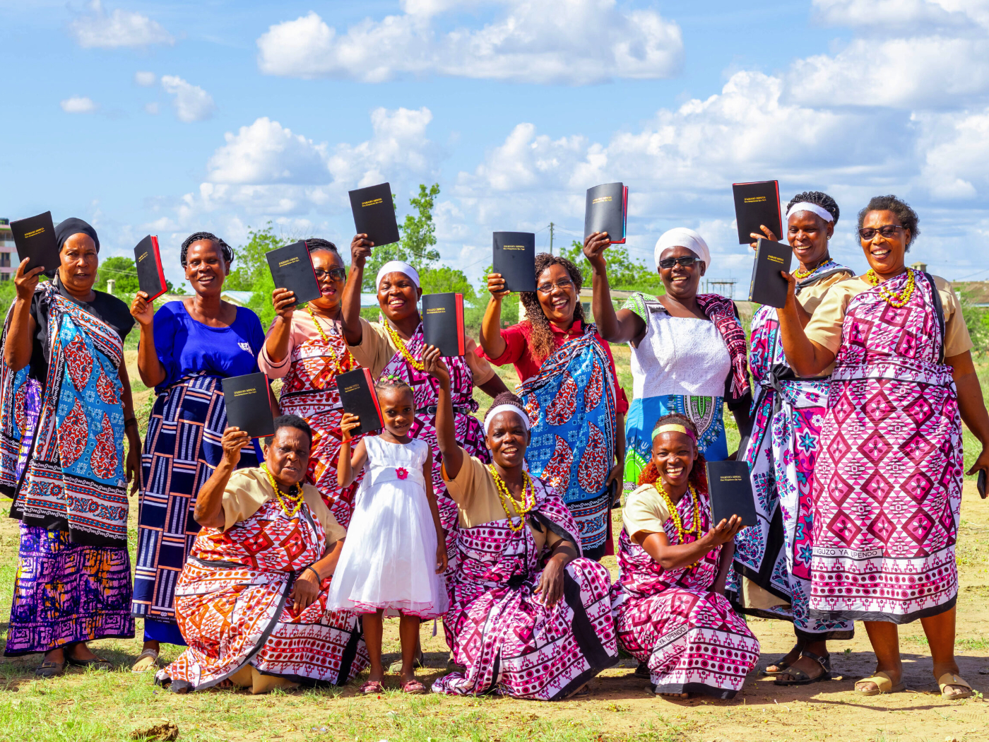 Frauen mit Bibeln, die sie hochhalten