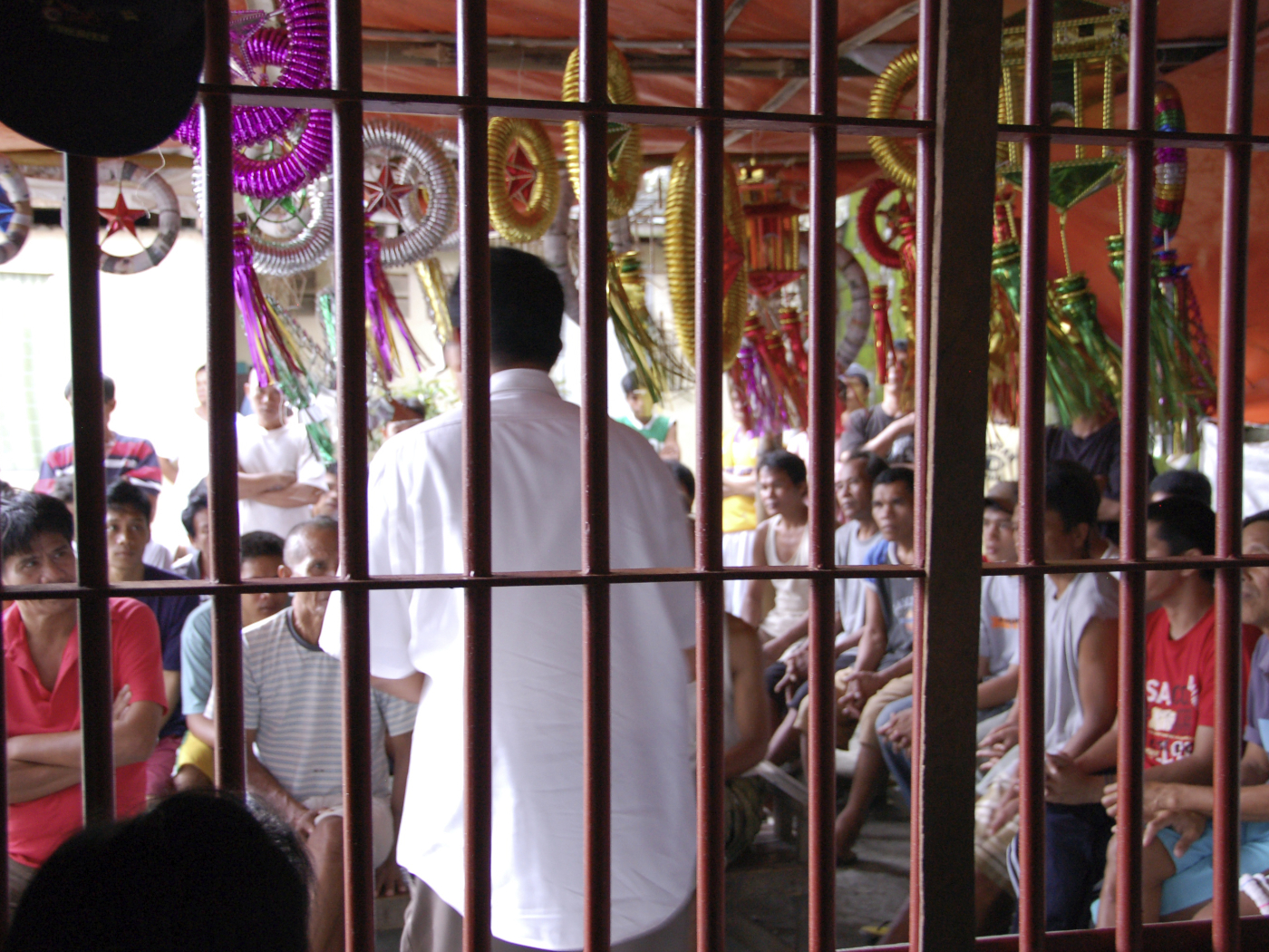 Bibel im Alltag: Pastor Tandog leitet ein Bibelstudium für Insassen in einem Gefängnis auf den Philippinen.