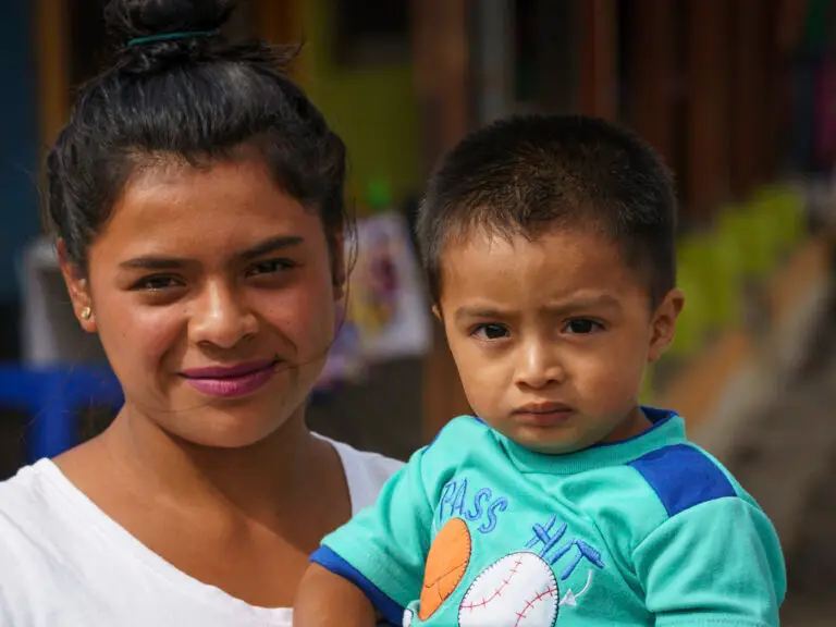 Junge Frau mit Kind El Salvador