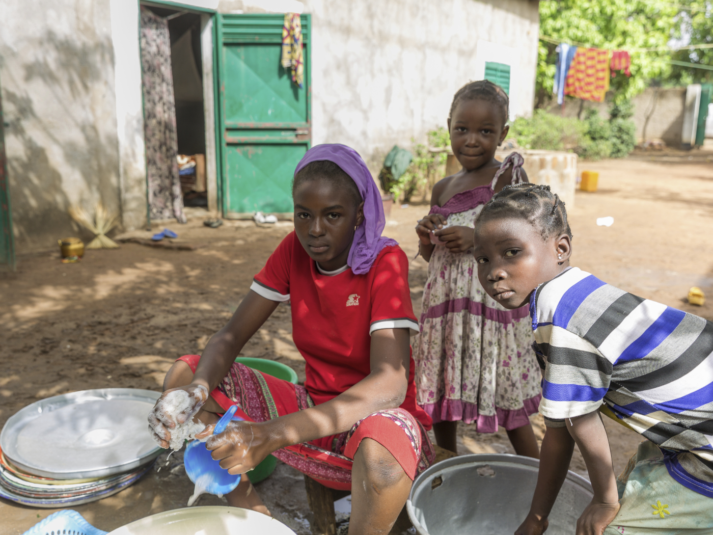 Kinder im Tschad beim Abwasch