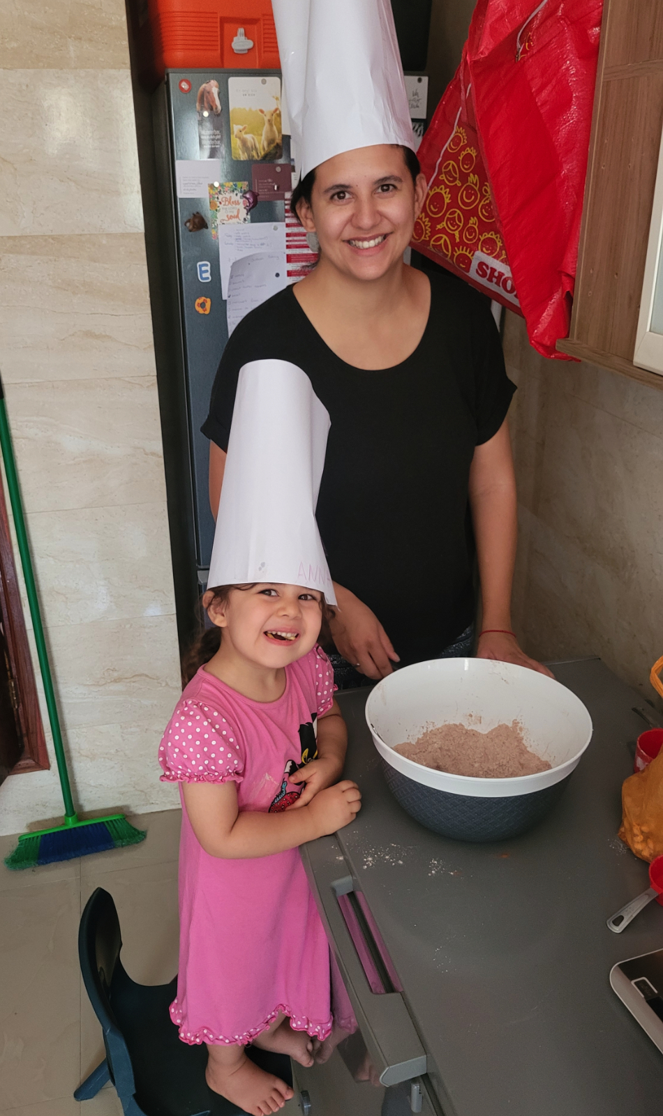 Mama und Tochter backen