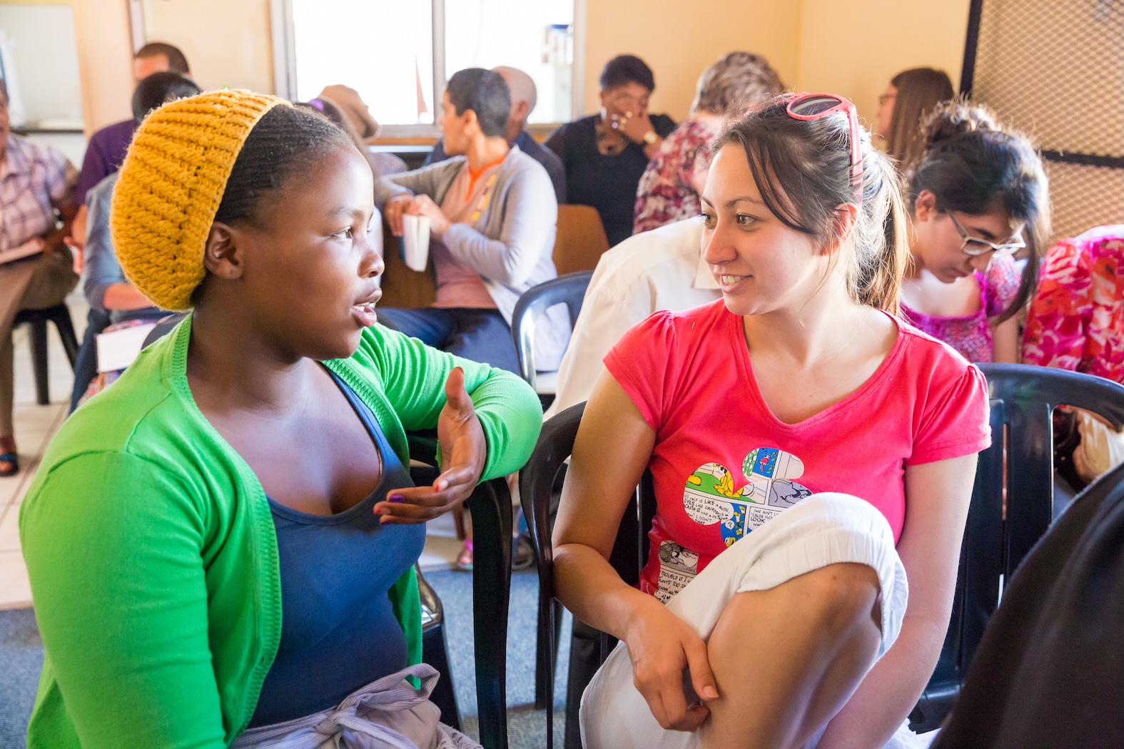 Zwei Frauen im Gespräch