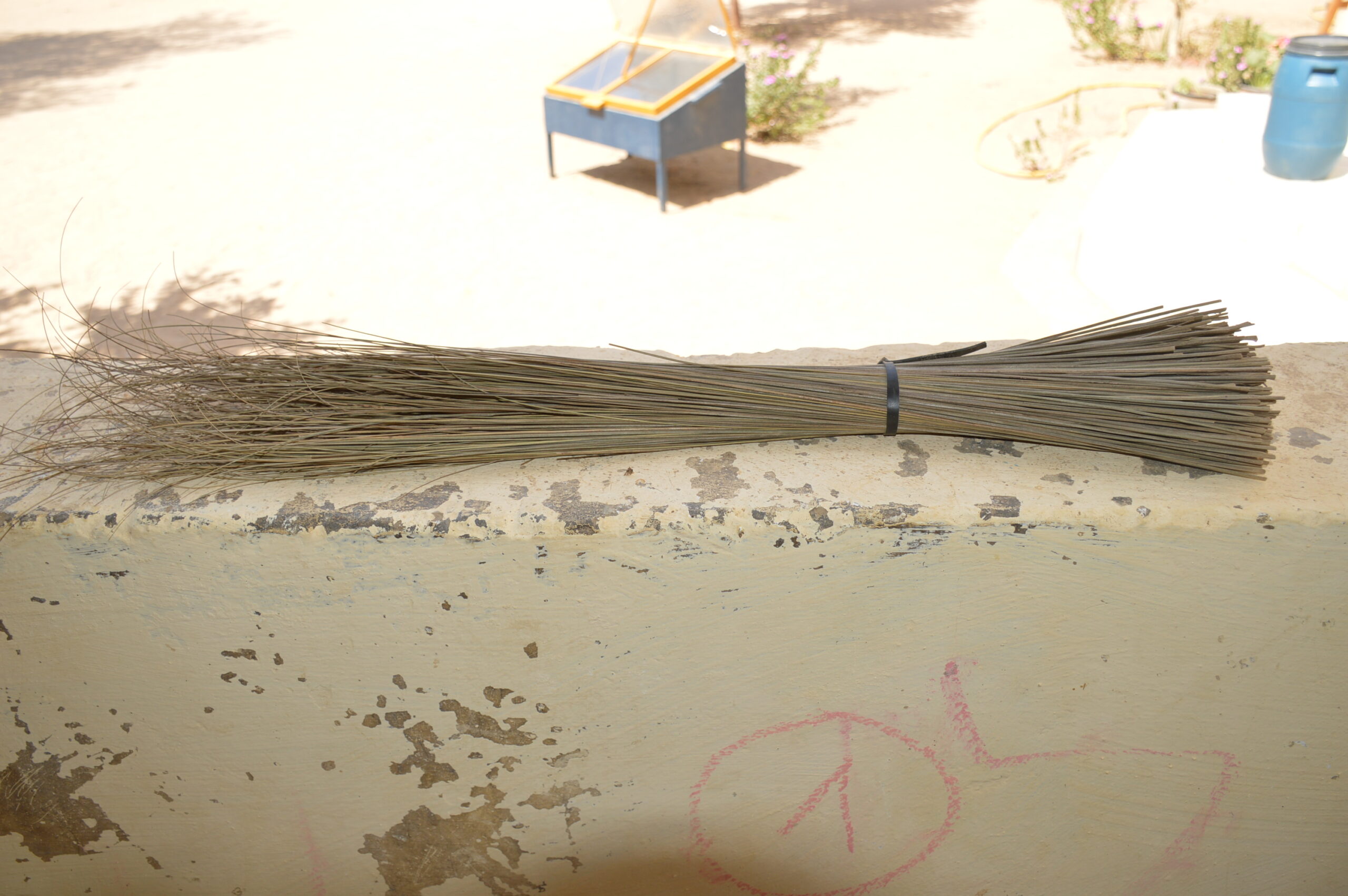 Besen aus trockenen Grashalmen