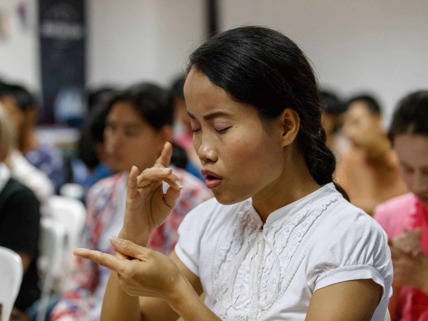 Gebet einer asiatischen gehoerlosen Frau