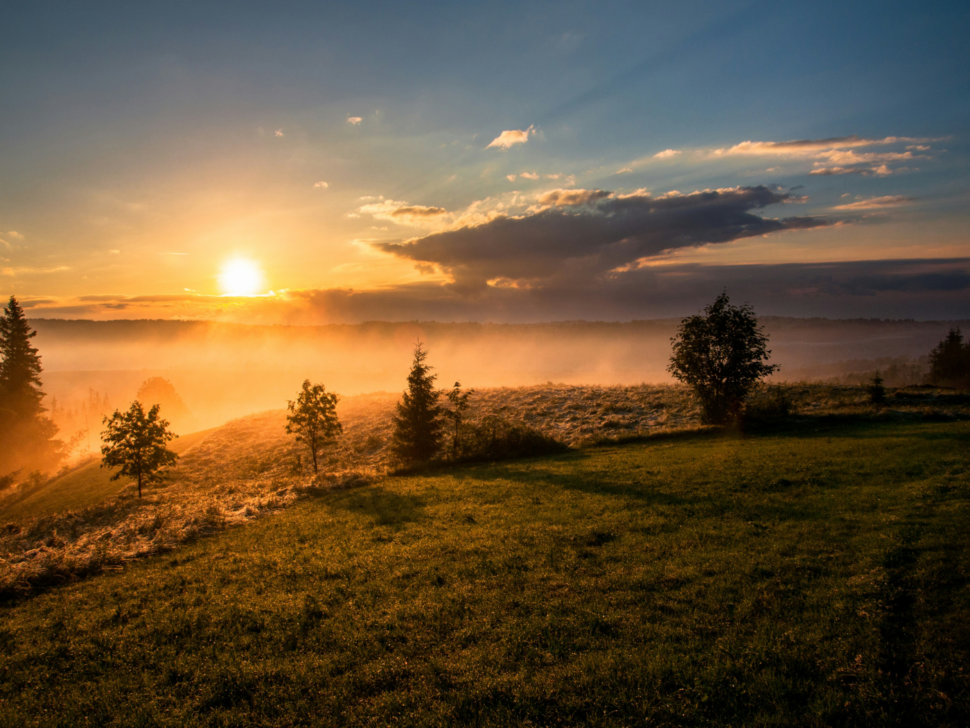 Sonnenaufgang Blick vom Huegel