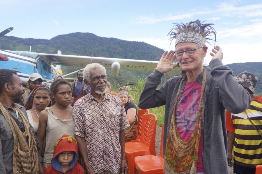 Richard mit Kopfschmuck in Indonesien