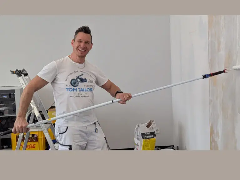 Alex streicht eine Wand