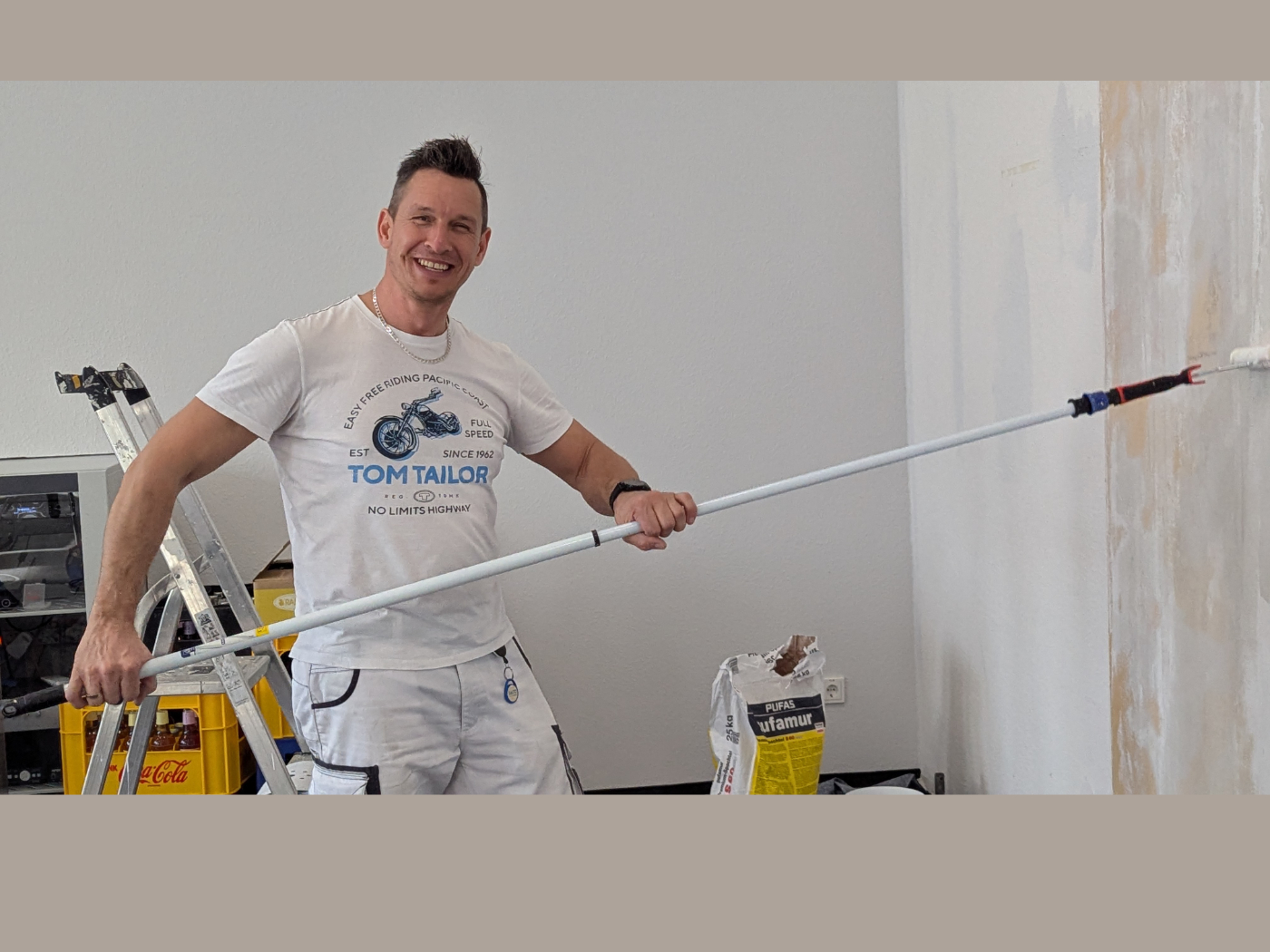 Alex streicht eine Wand
