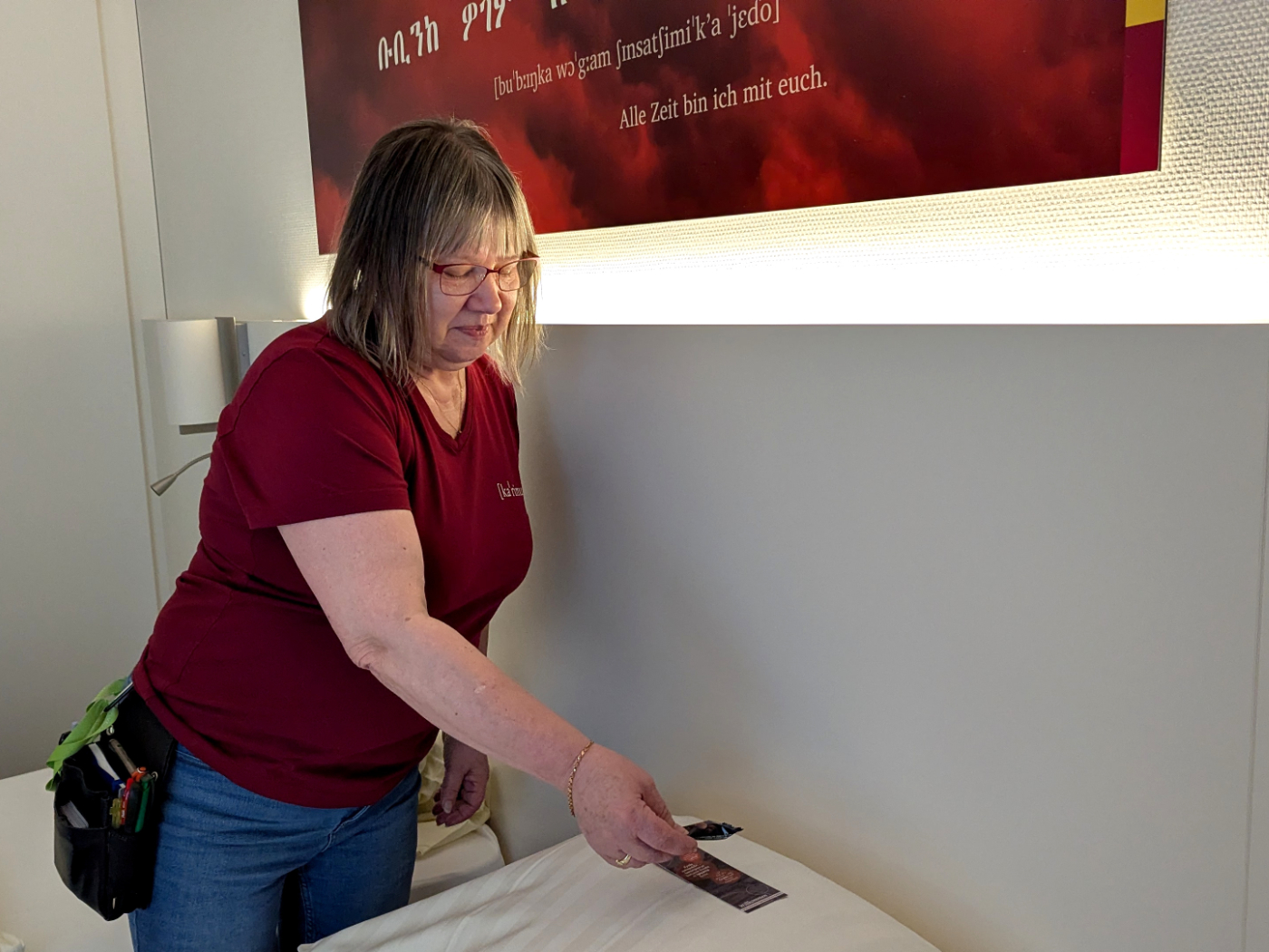 Eine Frau vom Housekeeping Team Karimu