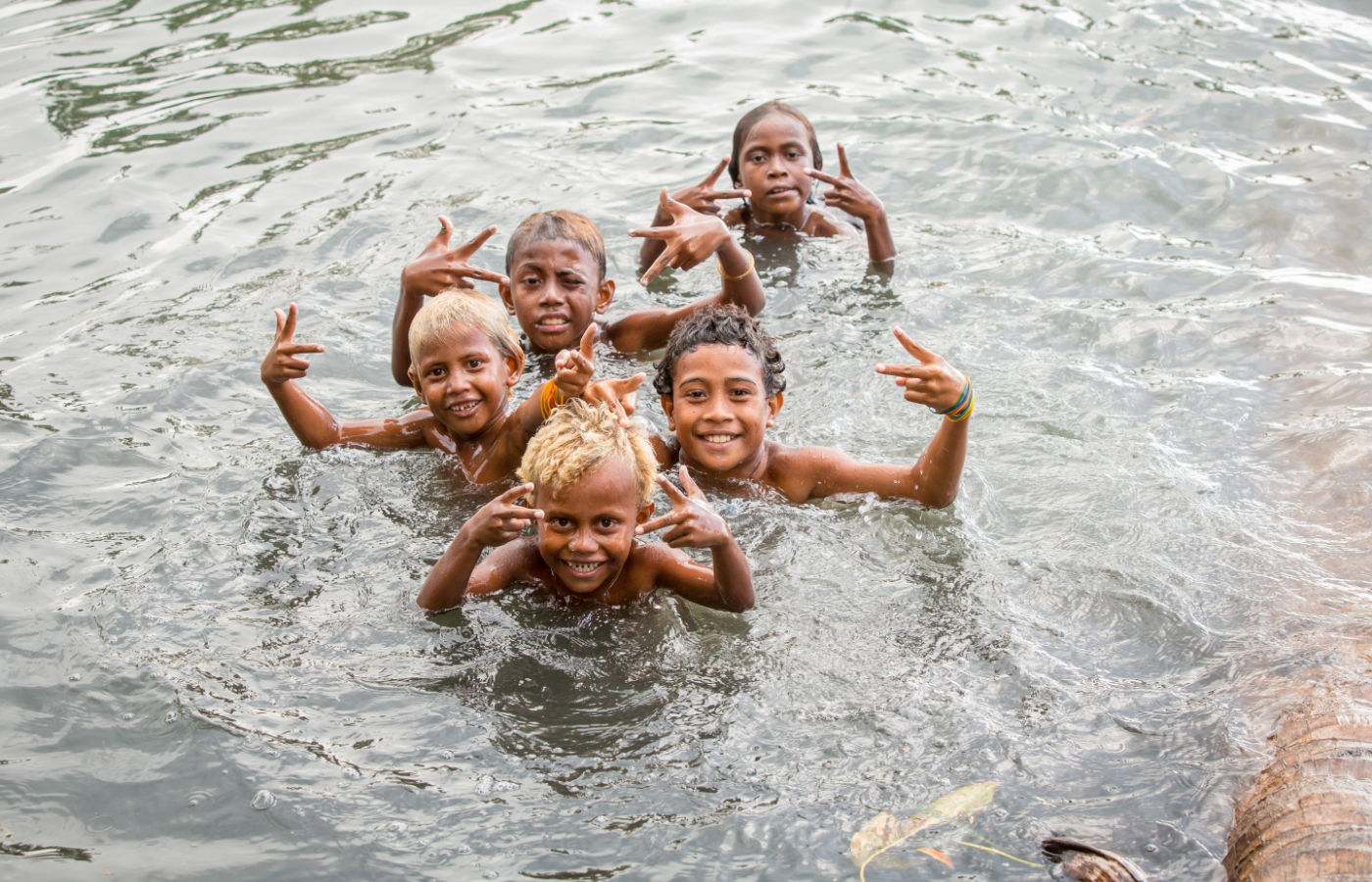 Honiara Jungs im Wasser