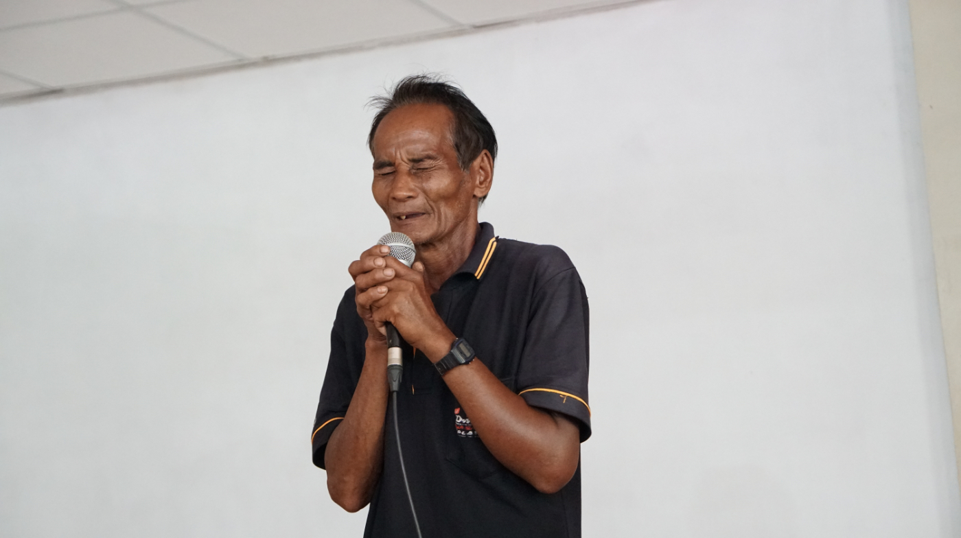 Mann Notdthailand betet