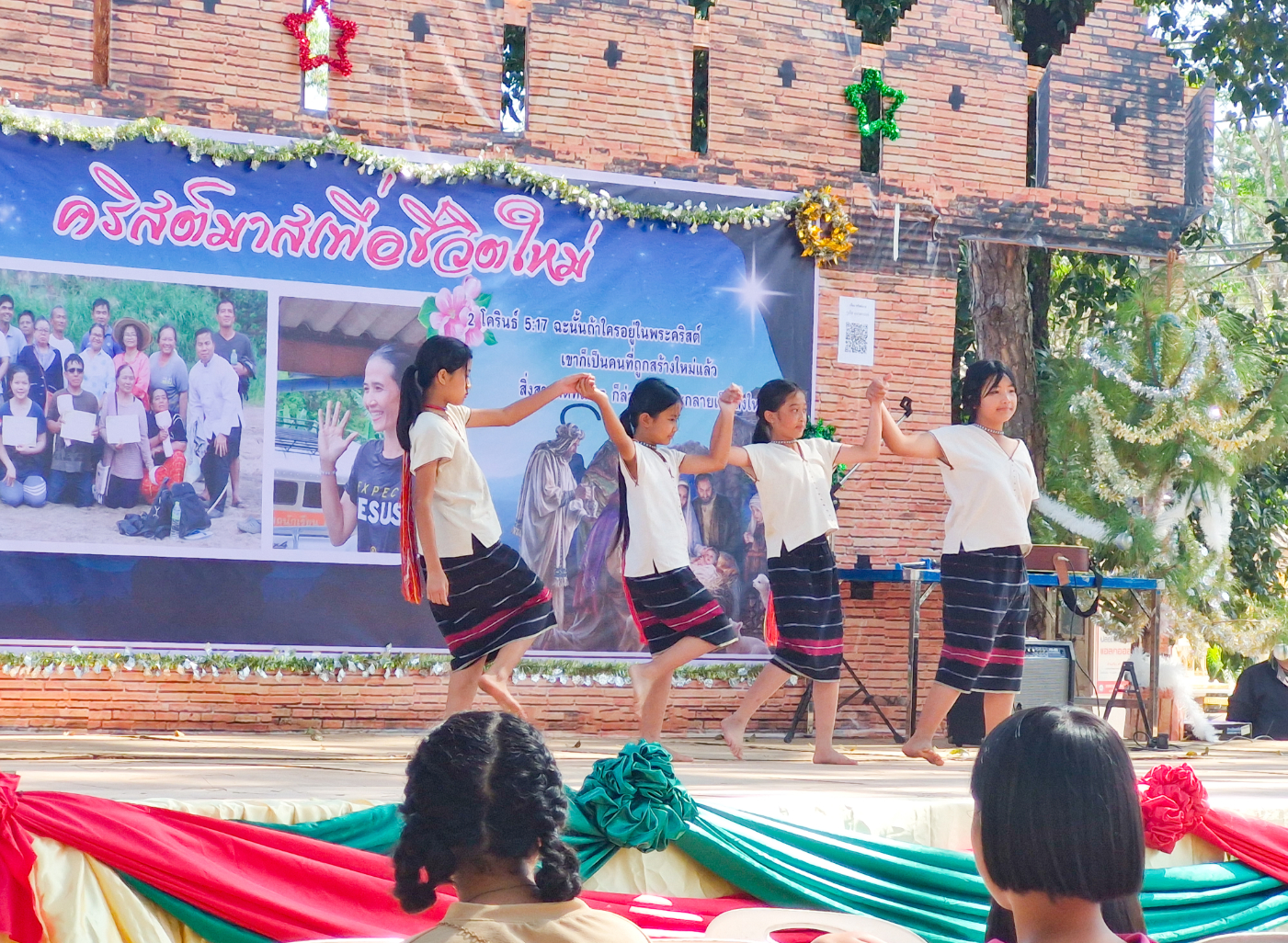 Schulauffuehrung Weihnachten Kinder Thailand
