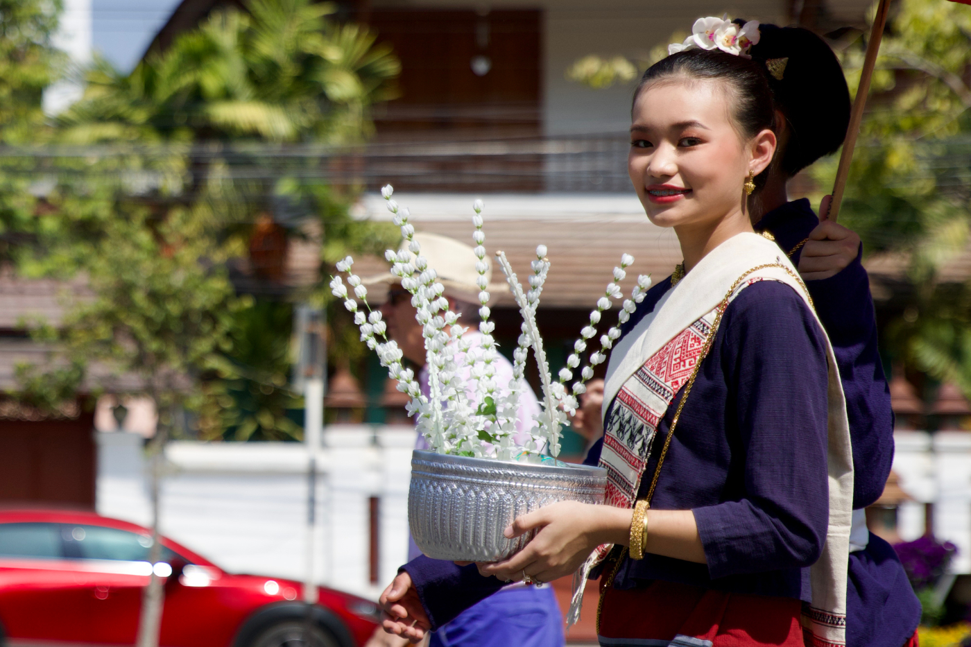 Thailaenderin mit Blumen