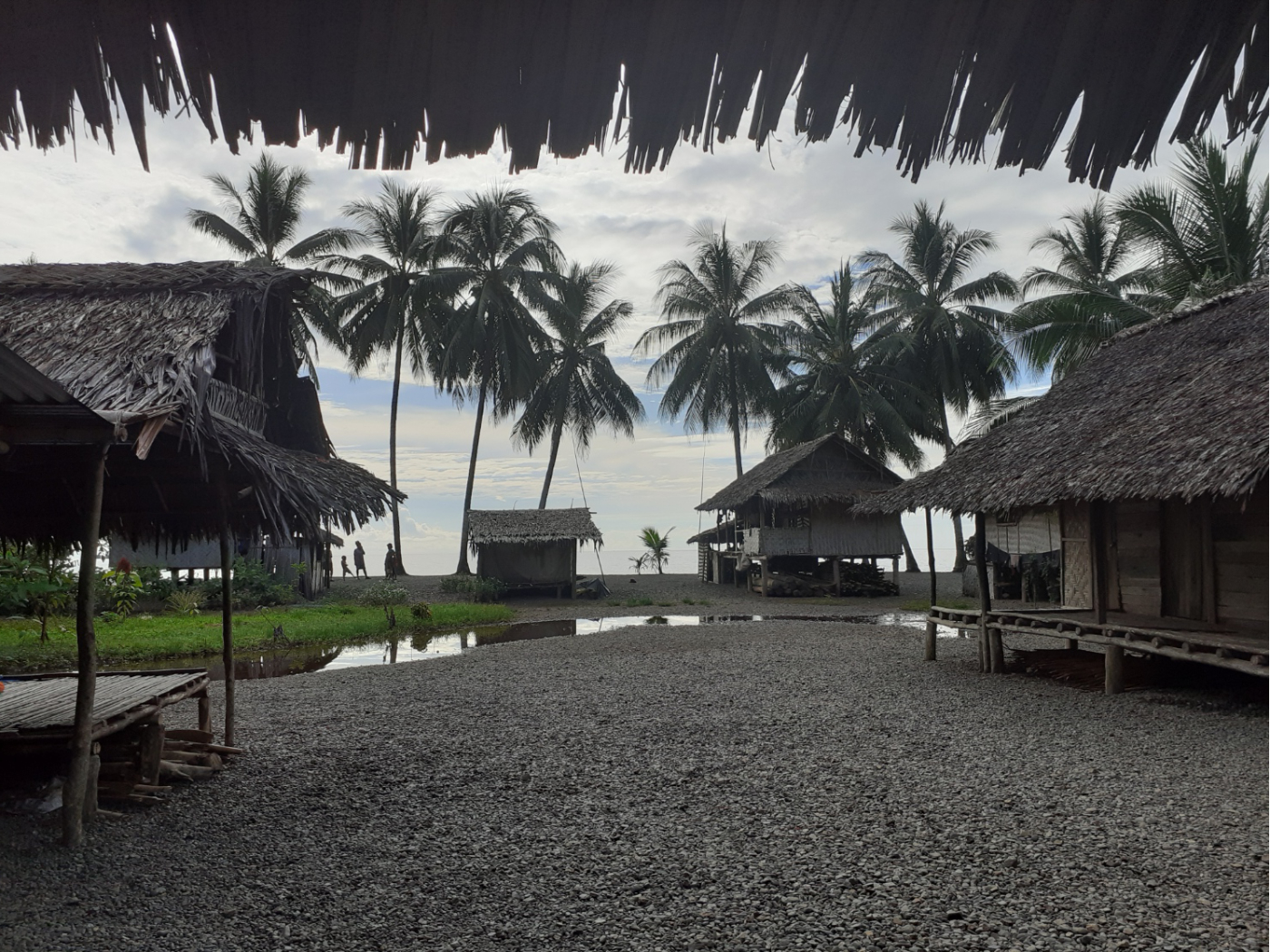 Blick in ein Dorf in Papua