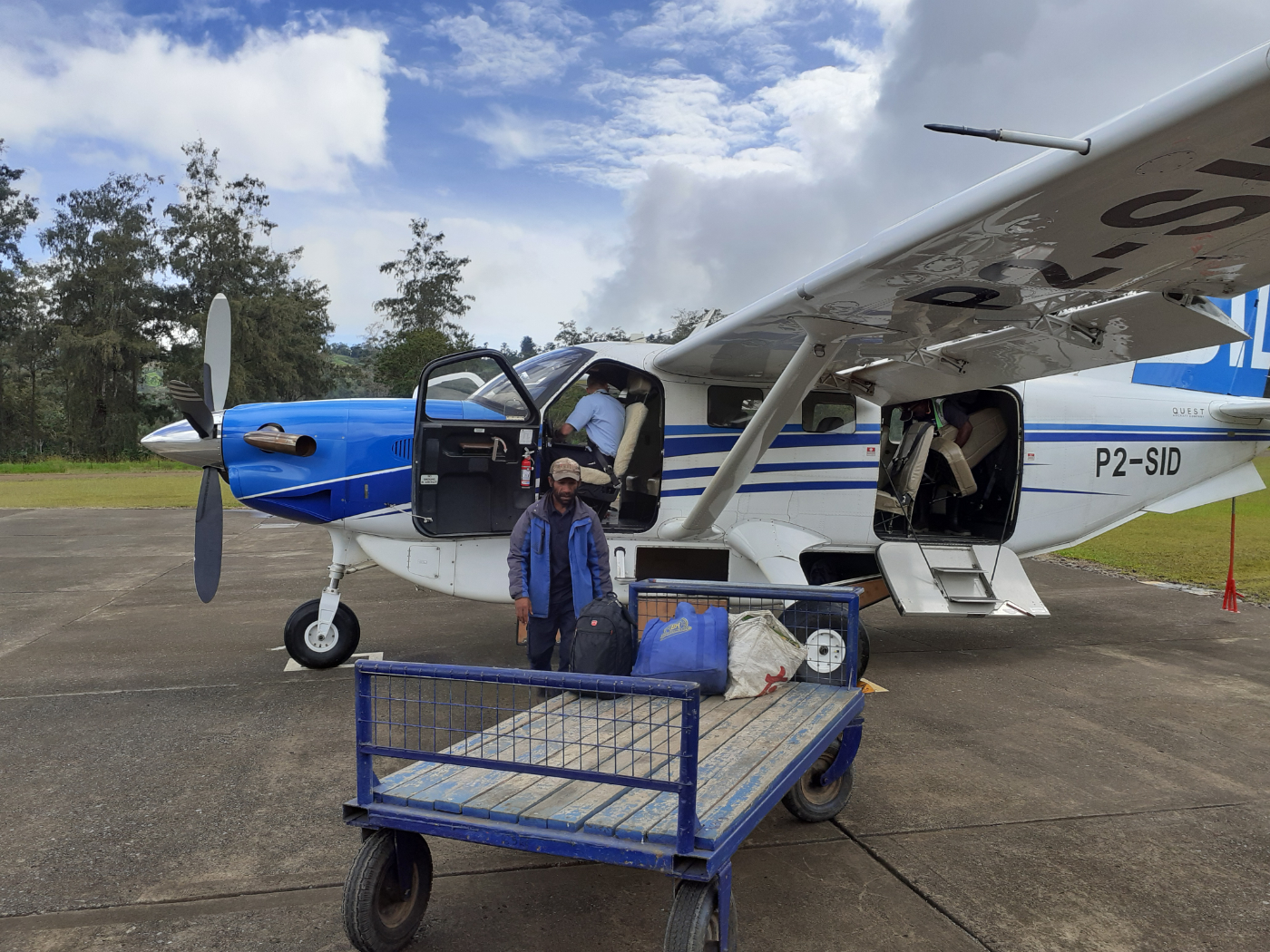 Flieger wird beladen in Papua