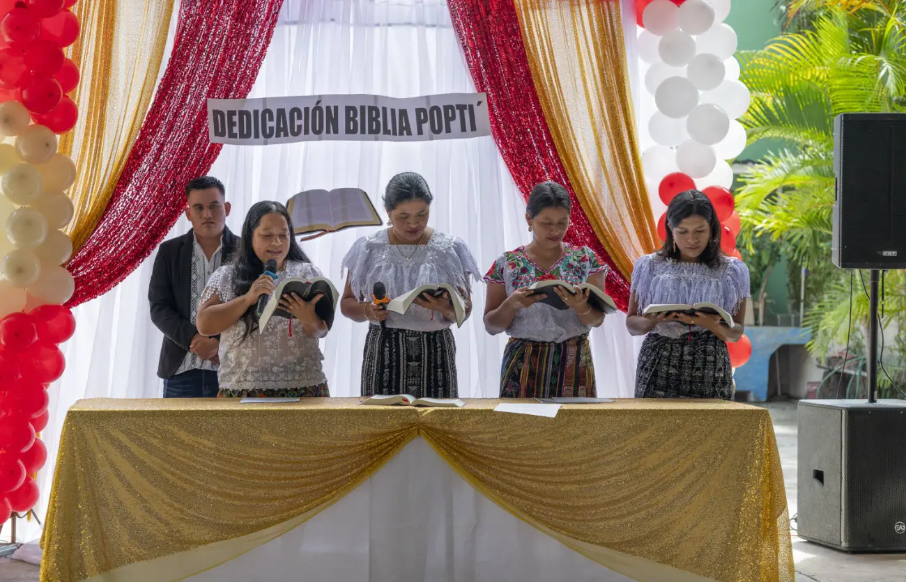 Frauen bei der Bibeluebergabe Guatemala