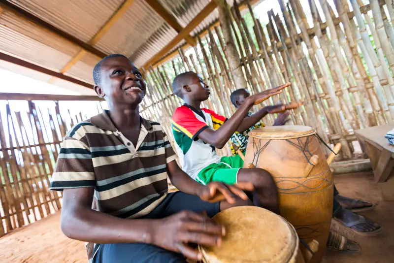Jungen in der Peacefull Healing Church in Bowiri Amanfrom in der Volta-Region im Osten Ghanas schlagen während des Gottesdienstes auf Trommeln.