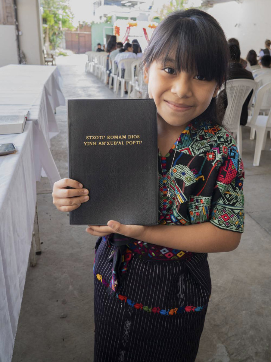 Maedchen Guatemala mit Bibel in der Hand