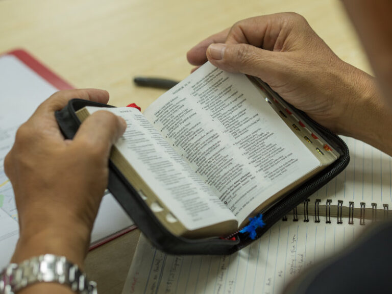 Mann mit indonesischer Bibel