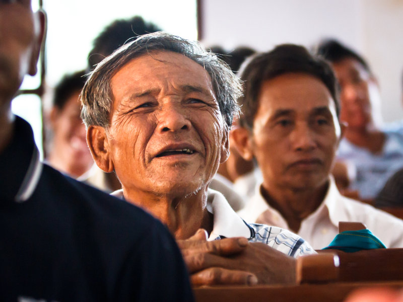 Thailand Mann im Gottesdienst